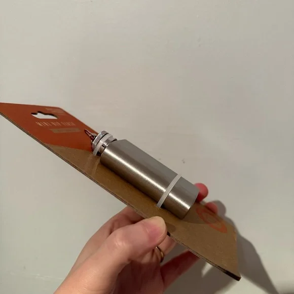 Brand new Gentleman’s Hardware Mini Hip Flask - Picture 4 of 4